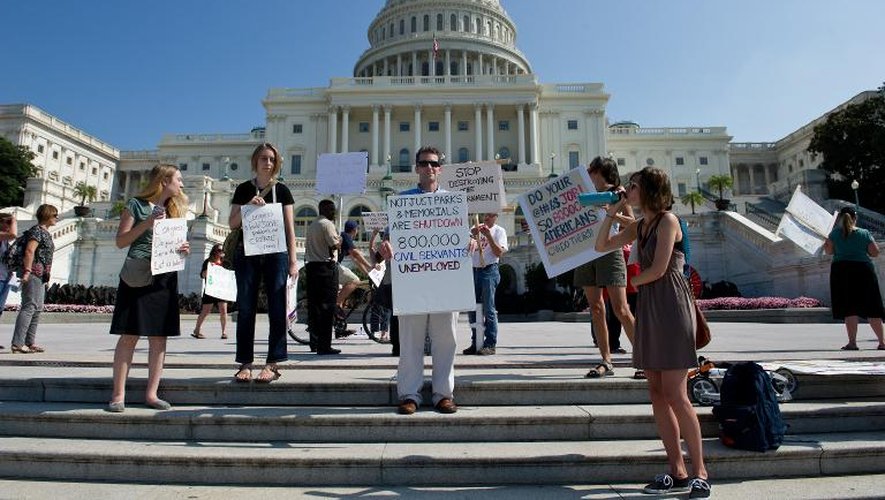 Des agents fédéraux mis en congés forcés manifestent devant le Capitole, à Washington, le 4 octobre 2013