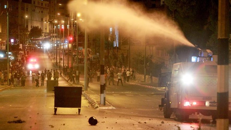 Les forces de sécurité israéliennes dispersent des manifestants palestiniens à coups de canon à eau, près de Bethléem, le 2 juillet 2014
