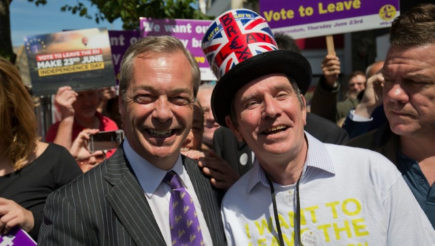 Le dirigeant de l'UKIP, Nigel Farage au milieu de ses partisans le 21 juin 2016 à Clacton-on-Sea