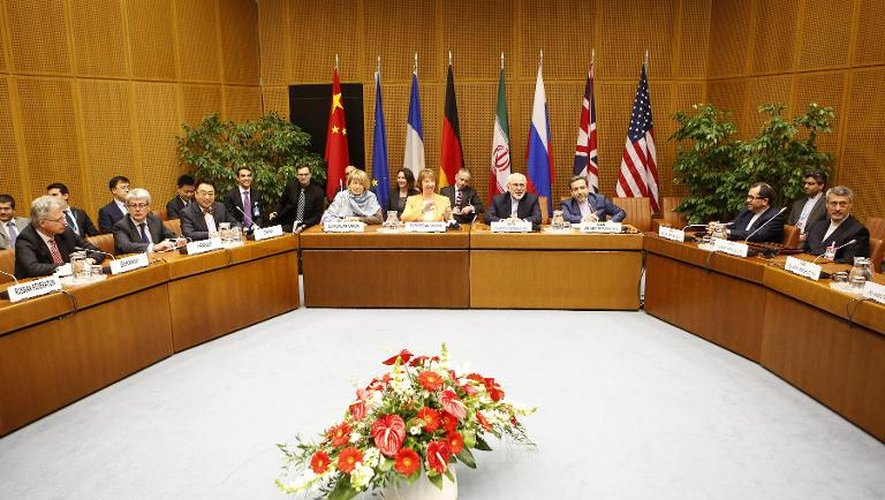 La table des négociations lors d'une réunion "5+1" (Allemagne, Chine, Etats-Unis, France, Royaume-Uni et Russie) et l'Iran à Vienne, en mars 2014