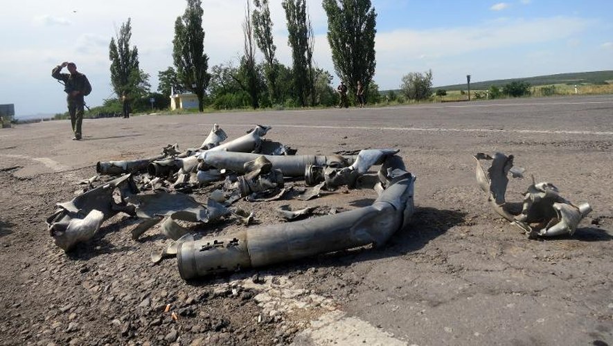 Les débris d'un missile tiré sur une position des séparatistes pro-russes à Dyakovsky, à 20 km du poste-frontière de Doljanskiï repris par l'armée ukrainienne, le 2 juillet 2014