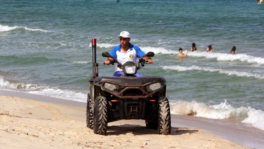 Un policier tunisien en quad sur la plage de Hammamet, le 18 juin 2016
