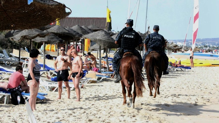 La police montée tunisienne sur la plage de Hammamet, le 18 juin 2016