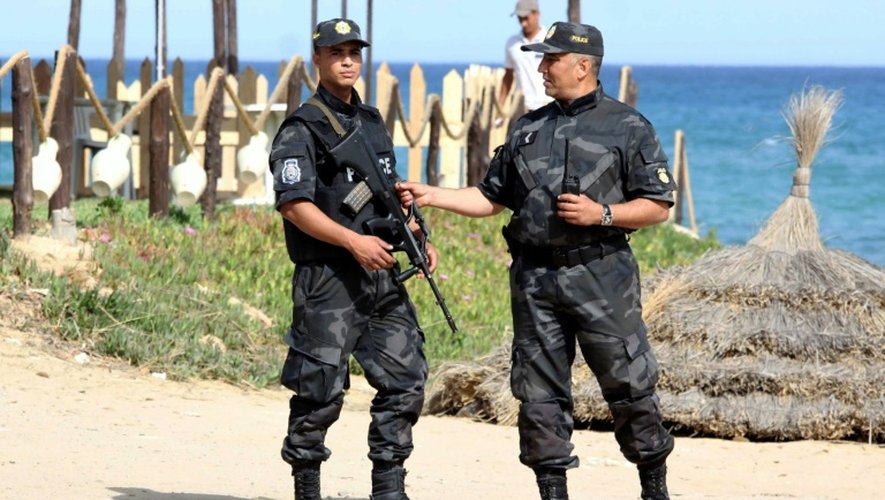 Deux policiers tunisiens sur la plage de Hammamet, le 18 juin 2016