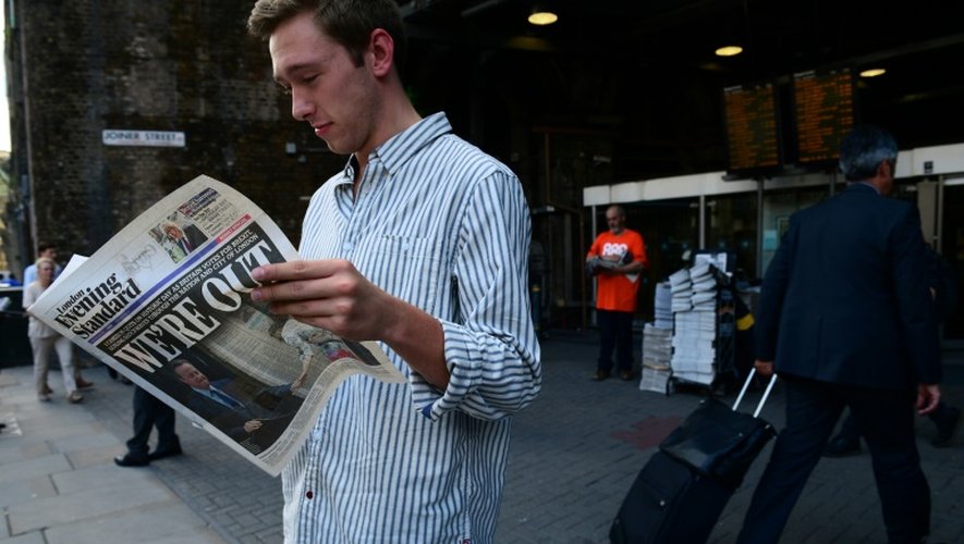 Un Londonien lit le London Evening Standard le 24 juin 2016 à Londres