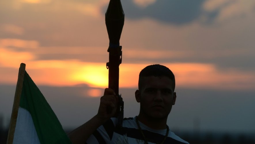 Un rebelle syrien tient un lance-roquette près de la ville de Minbej en Syrie, le 10 octobre 2012