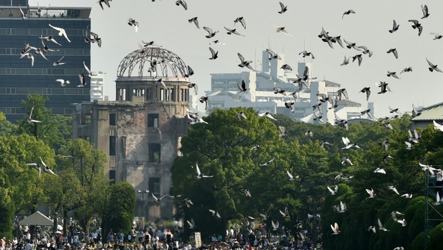 Des colombes sont lâchées au dessus du mémorial de la paix à Hiroshima le 6 août 2015 lors de cérémonie marquant le 70è anniversaire du bombardement nucléaire
