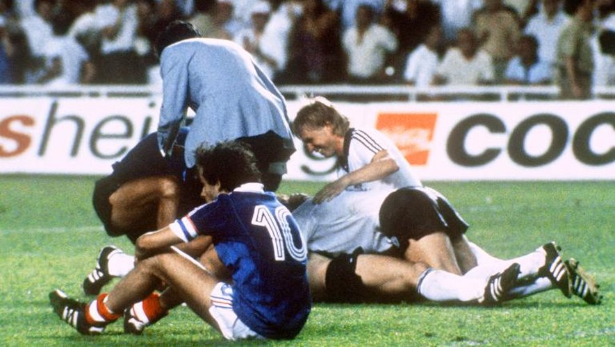 La détresse de Michel Platini, après la défaite aux tirs au but contre l'Allemagne, le 8 juillet 1982 à Séville