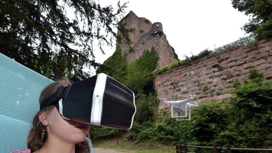 Une femme porte un casque vidéo sur les yeux et visite virtuellement le château de Kintzheim grâce à la diffusion d'images haute définition tournées par un drone, le 21 juin 2016