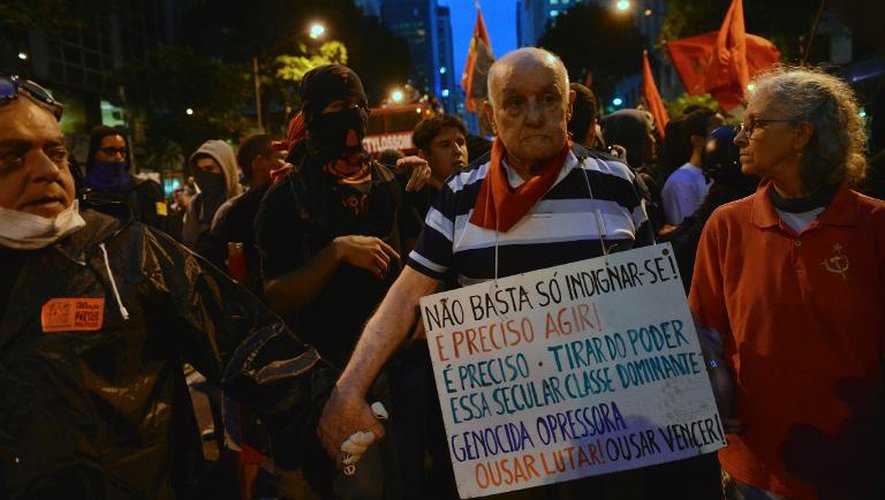 Un couple défile lors d'une manifestation en soutien aux enseignants grévistes, le 7 octobre 2013 à Rio