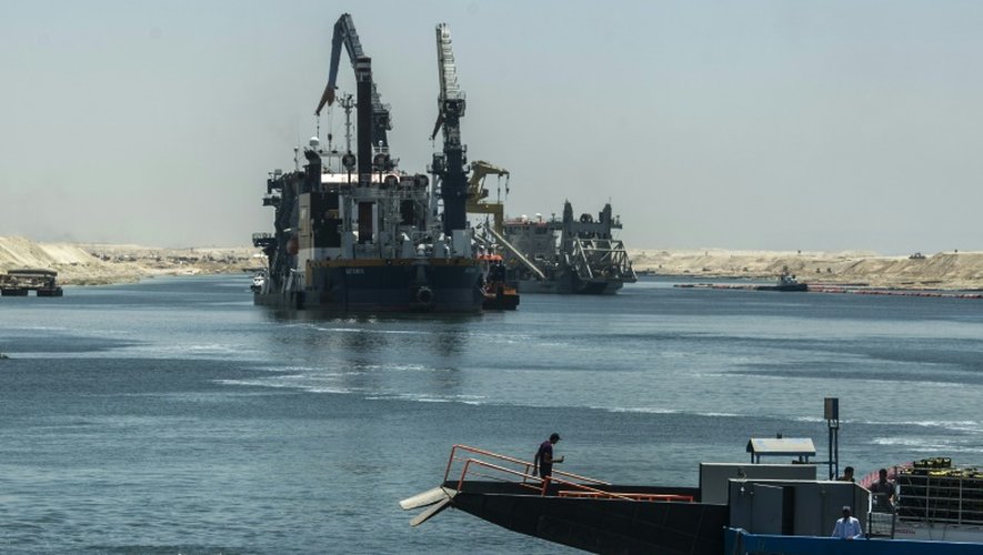 Des navires dans la  seconde voie du canal de Suez le 29 juillet 2015 à Ismaïlia