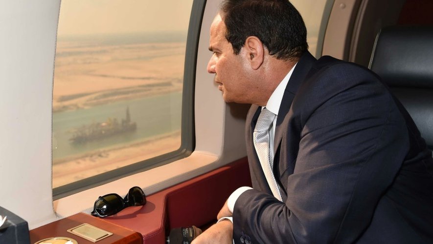 Le président Abdel Fattah al-Sissi survole la seconde voie du canal de Suez le 27 juillet 2015 à Ismaïlia