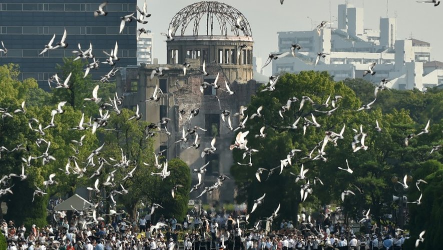 Envol de colombes le 6 août 2015 au mémorial de la paix à Hiroshima