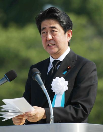 Le Premier ministre japonais Shinzo Abe lors de la commémoration de la première attaque nucléaire de l'histoire le 6 août 2015 à Hiroshima