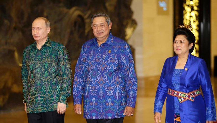 Le président russe Vladimir Poutine, son homologue indonésien Susilo Bambang Yudhoyono et la femme de celui-ci, le 7 octobre 2013 au sommet de l'Apec, à Nusa Dua en Indonésie