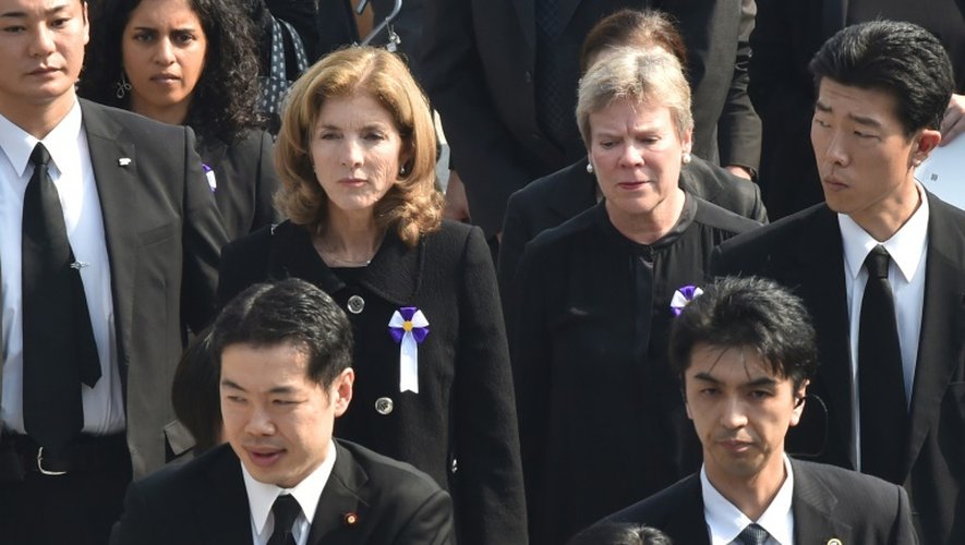 L'ambassadrice des Etats-Unis au Japon Caroline Kennedy  et la sous-secrétaire américaine chargée du contrôle des armements Rose Gottemoeller lors de la commémoration de la première attaque nucléaire de l'histoire le 6 août 2015 à Hiroshima
