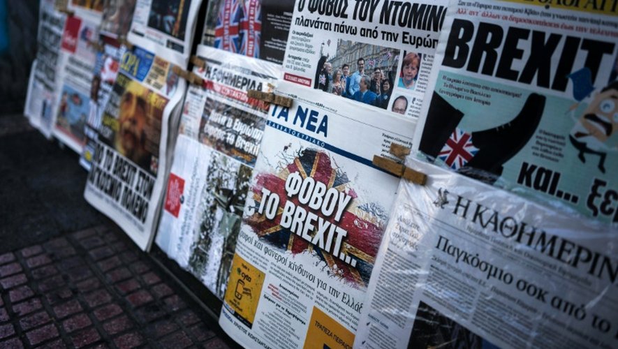 Le Brexit à La Une des quotidiens grecs le 25 juin 2016 à Athènes