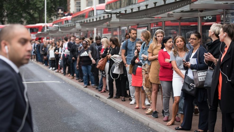 Des usagers attendaient jeudi matin 6 août à Victoria Station dans le centre de Londres des autobus, pour remplacer le métro paralysé par une grève