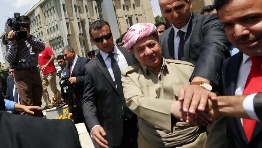Le président du Kurdistan irakien Massoud Barzani (c) est salué à son arrivée au Parlement à Erbil, le 3 juillet 2014
