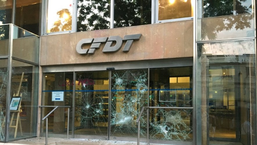 L'entrée vandalisée du siège de la CFDT, le 23 juin 2016 à Paris