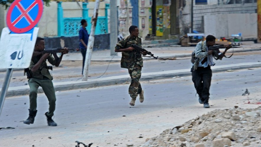 Des forces de sécurité somaliennes interviennent après une attaque contre un hôtel de Mogadiscio le 25 juin 2016