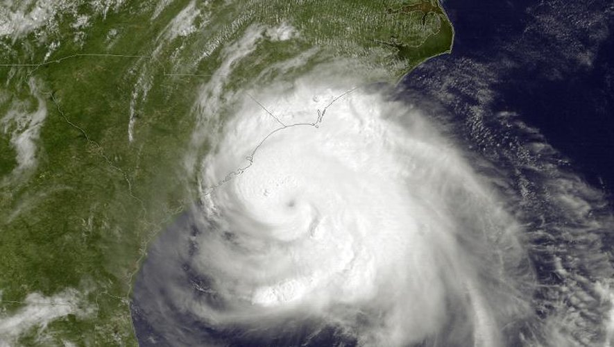 Image satellitaire fournie le 3 juillet 2014 par la National Oceanic and Atmospheric Administration (NOAA) montrant l'ouragan Arthur