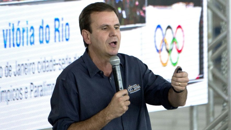Le maire de Rio Eudardo Paes s'exprime lors d'une conférence de presse au site olympique le 5 août 2015, un an avant le début des épreuves