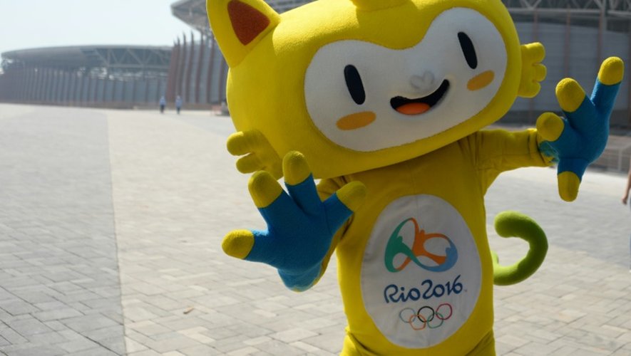 Vinicius la mascotte des Jeux Olympiques de 2016 à Rio pose devant le stade de la ville le 5 août 2015, un an avant le début des compétitions