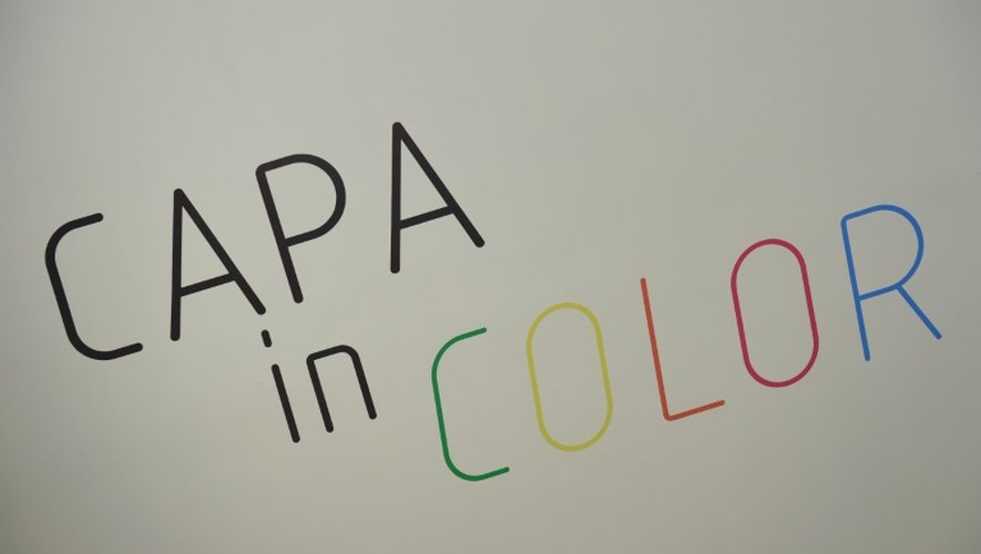 Une inscription annonce la couleur de l'exposition consacrée aux photos méconnues en couleurs de Robert Capa, le 2 juillet 2015 à Budapest
