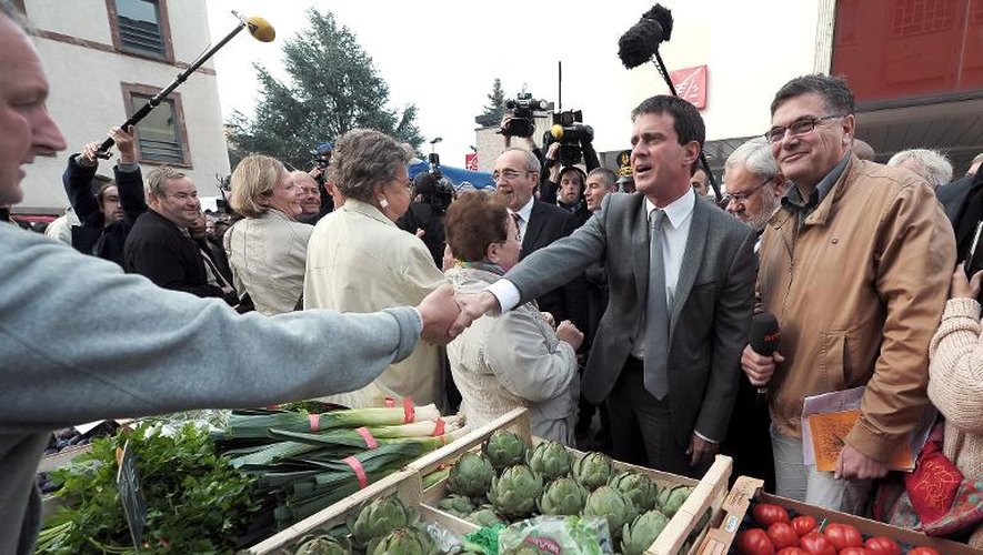 Le ministre de l'Intérieur Manuel Valls sur un marché à Forbach, le 8 octobre 2013
