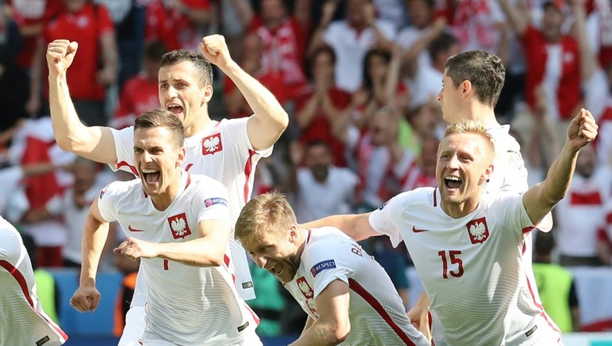 L'équipe de Pologne exulte après sa qualification aux tirs au but pour les quarts de finale de l'Euro au détriment de la Suisse à Geoffroy-Guichard, le 25 juin 2016