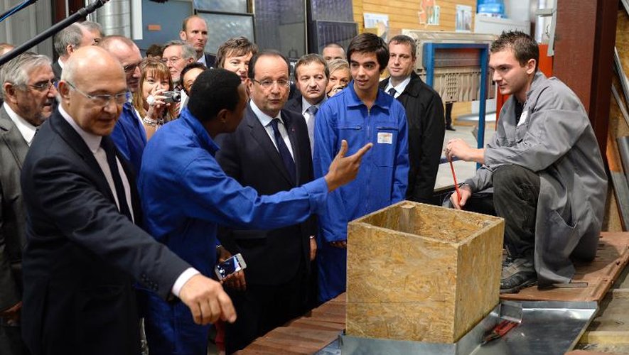 François Hollande (c) et le ministre du Travail Michel Sapin (g) en visite à Roanne (Loire), le 8 octobre 2013