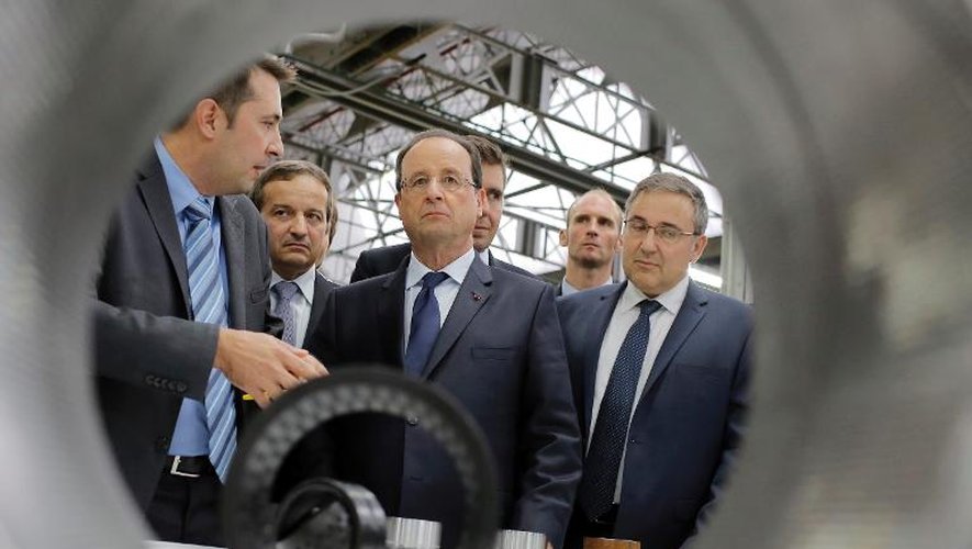 Le président François Hollande en déplacement dans une usine de HEF à Saint-Etienne, le 8 octobre 2013