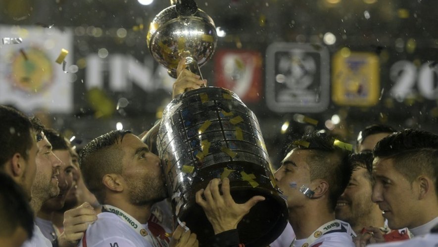Les joueurs de River Plate brandissent la Copa Libertadores après leur victoire en finale retour contre les Tigres de Monterrey, le 5 août 2015 à Buenos Aires