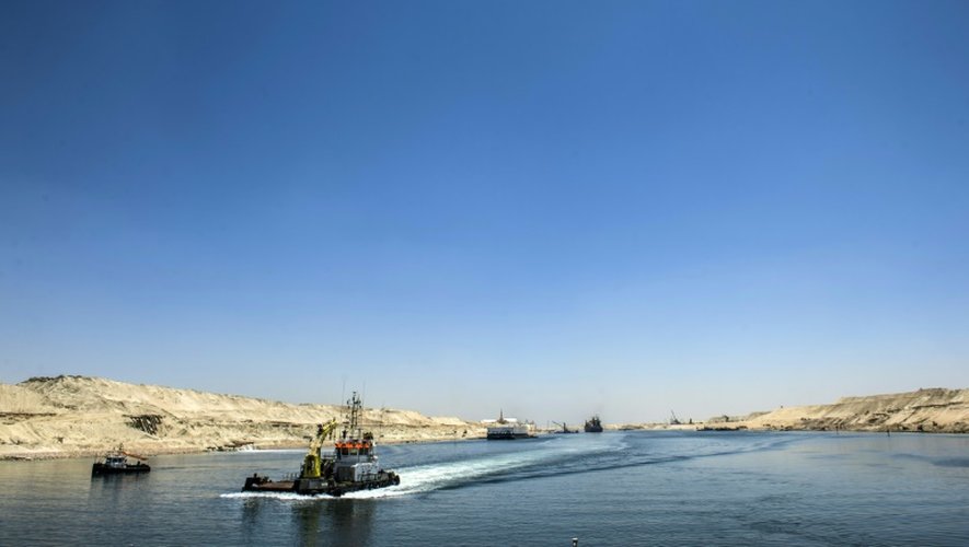 Les ouvriers travaillent à la construction d'une nouvelle voie du canal de Suez le 29 juillet 2015, à Ismaïlia (est du Caire)