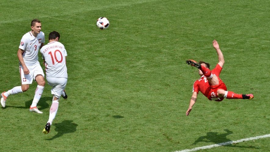 Le milieu suisse Xherdan Shaqiri (d) buteur face à la Pologne lors de l'Euro à Geoffroy-Guichard, le 25 juin 2016