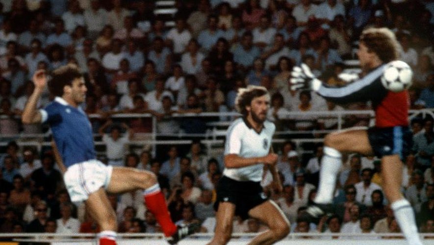 Photo d'archives du mythique match France-Allemagne de juillet 1982, montrant l'instant décisif entre le gardien de but allemand Harald Schumacher (d) et le joueur français Patrick Battiston (g)