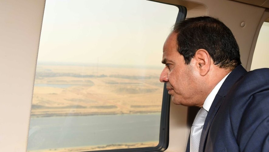 Photo fournie par les autorités égyptiennes du président Abdel Fattah al-Sissi survolant les travaux d'élargissement du canal de Suez le 27 juillet 2015