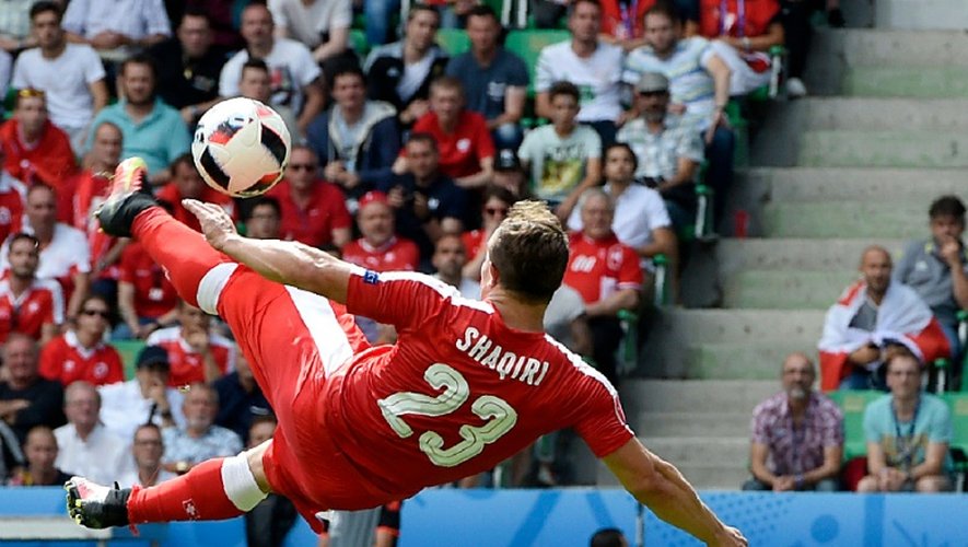 Le milieu suisse Xherdan Shaqiri  inscrit un but acrobatique face à la Pologne à l'Euro au stade Geoffroy-Guichard, le 25 juin 2016