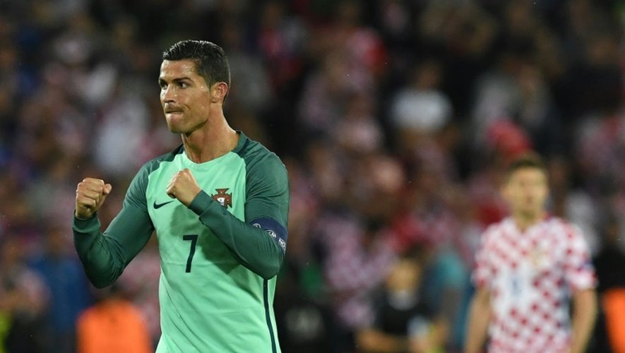 L'attaquant du Portugal Cristiano Ronaldo exulte après la victoire  face à la Croatie à l'Euro au stade Bollaert, le 25 juin 2016