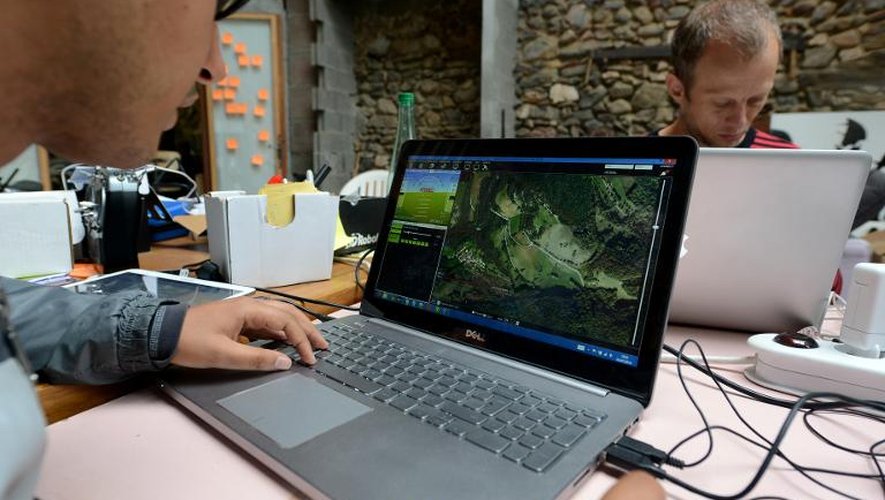 Un ingénieur visualise les images transmises par un drone, le 2 juillet 2014 près de Grenoble