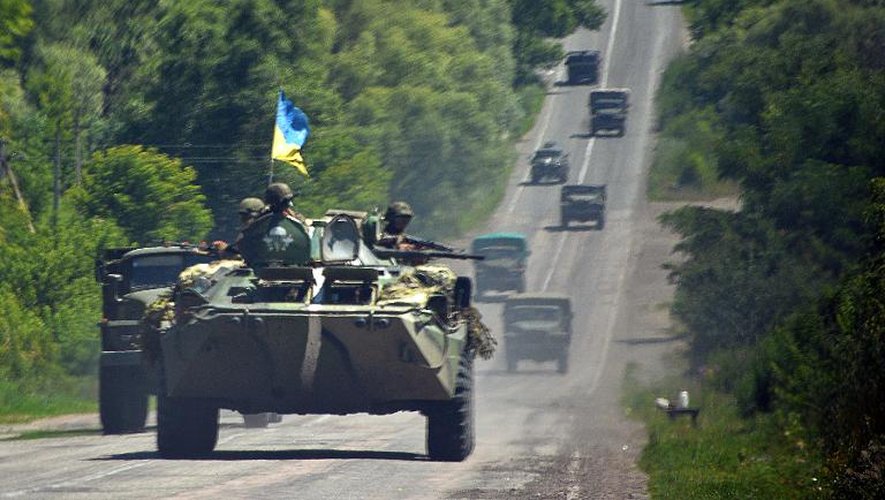 Une colonne de blindés de l'armée ukrainienne se dirige vers le nord de la région de Donetsk, dans l'est de l'Ukraine, le 3 juillet 2014