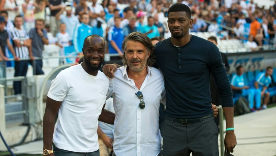 Le président de Marseille Vincent Labrune (c) pose avec Lassana Diarra (g) et Abou Diaby lors du match amical contre la Juventus, le 1er août 2015 au Stade Vélodrome