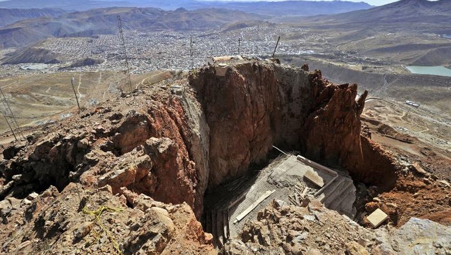 Une vue générale depuis le sommet du Cerro Rico, qui menace de s'effondrer, avec au second plan la ville de Potosi, le 24 juin 2014 en Bolivie