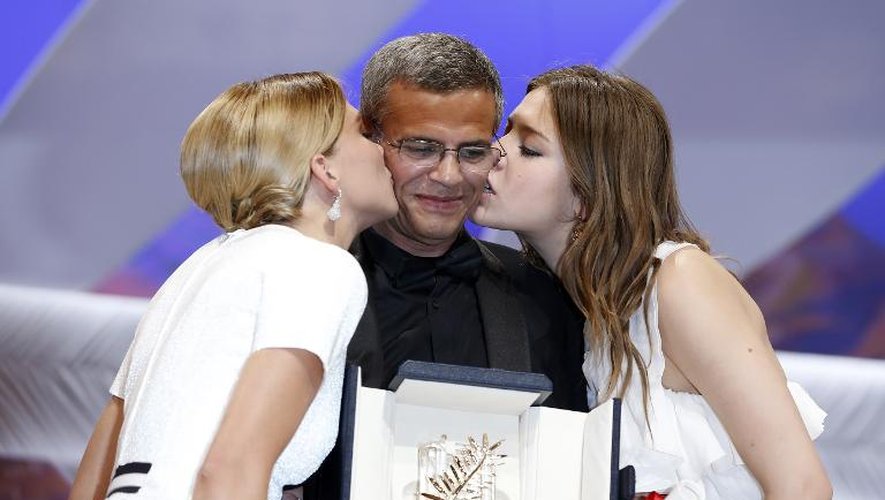Le réalisateur Abdellatif Kechiche reçoit la Palme d'or en Cannes, avec Léa Seydoux (g) et Adèle Exarchopoulos (d), le 26 mai 2013
