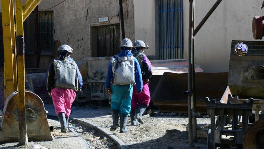 Des mineurs se rendent dans les mines de la montagne Cerro Rico de Potosi, 24 juin 2014 en Bolivie