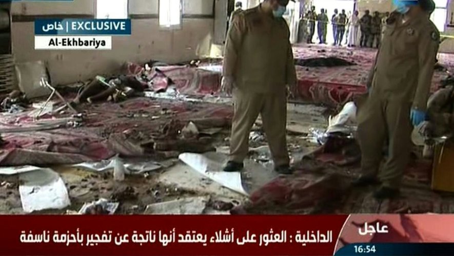 Une capture d'écran de la télévision Saudi Al-Ekhbaria du 6 août 2015 montre des forces de sécurité saoudiennes inspectant, après un attentat-suicide une mosquée de la ville de Abha dans le sud du pays, à la frontière avec le Yémen