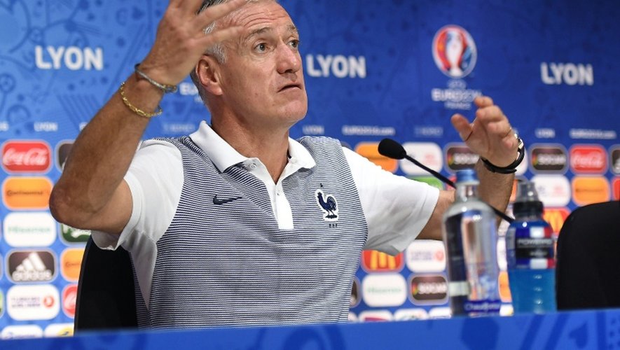 Le sélectionneur de l'équipe de France Didier Deschamps en conférence de presse, le 25 juin 2016 à Lyon