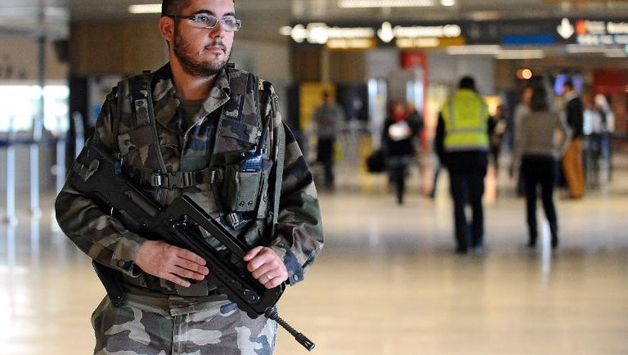 Photo d'archives montrant un soldat en patrouille dans l'aéroport de Toulouse Blagnac le 23 mai 2013 lors d'un renforcement du plan de sécurité Vigipirate