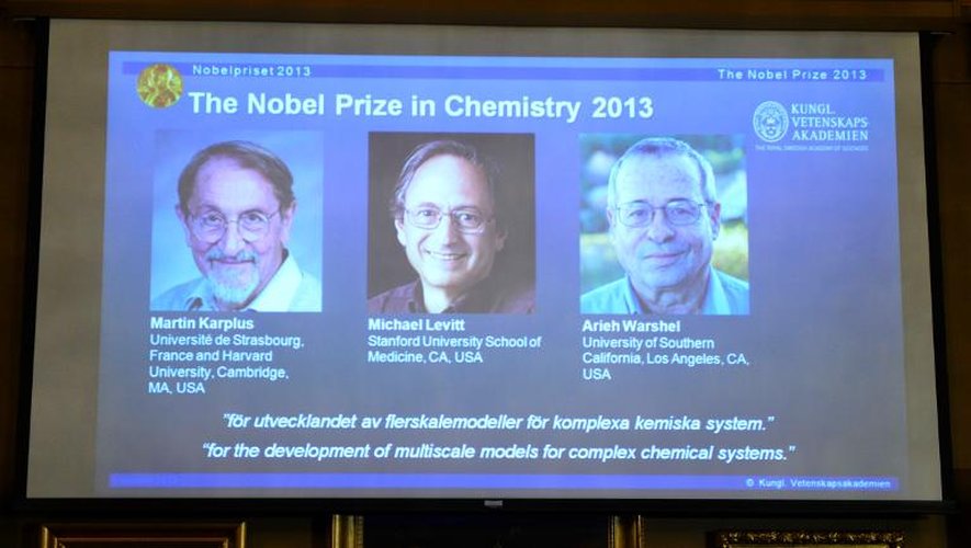 Le visage des lauréats du prix Nobel de Chimie, Martin Karplus, Michael Levitt et Arieh Warshel (de g à d), dévoilé le 9 octobre 2013 à Stockholm
